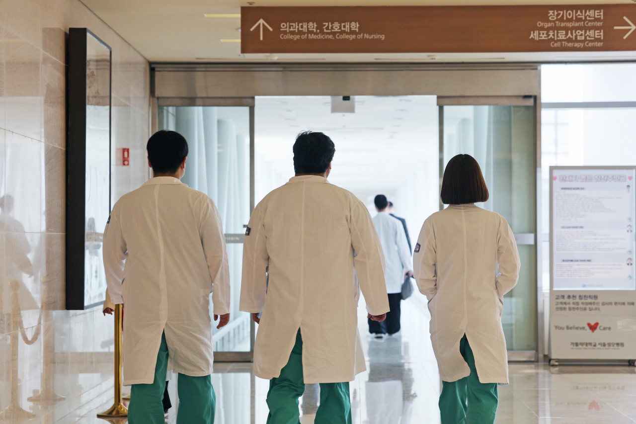 사진은 8일 서울의 한 대학병원에서 이동하는 의료진. [연합]