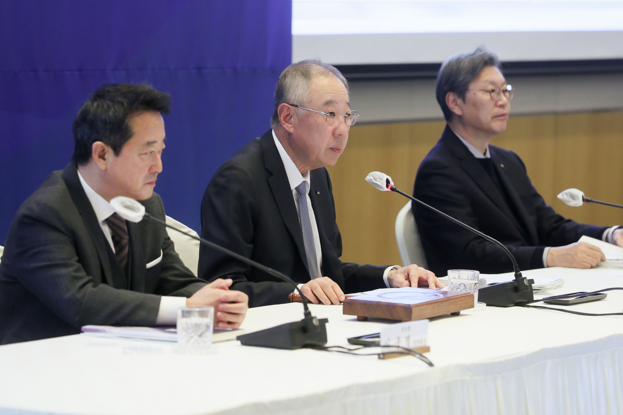류진(가운데) 한국경제인협회 회장이 16일 여의도 FKI타워 컨퍼런스센터에서 열린 제63회 정기총회에서 개회선언을 하고 있다. 사진 왼쪽부터 이웅열 코오롱 명예회장, 류진 한경협 회장, 김창범 한경협 부회장. [한경협 제공]