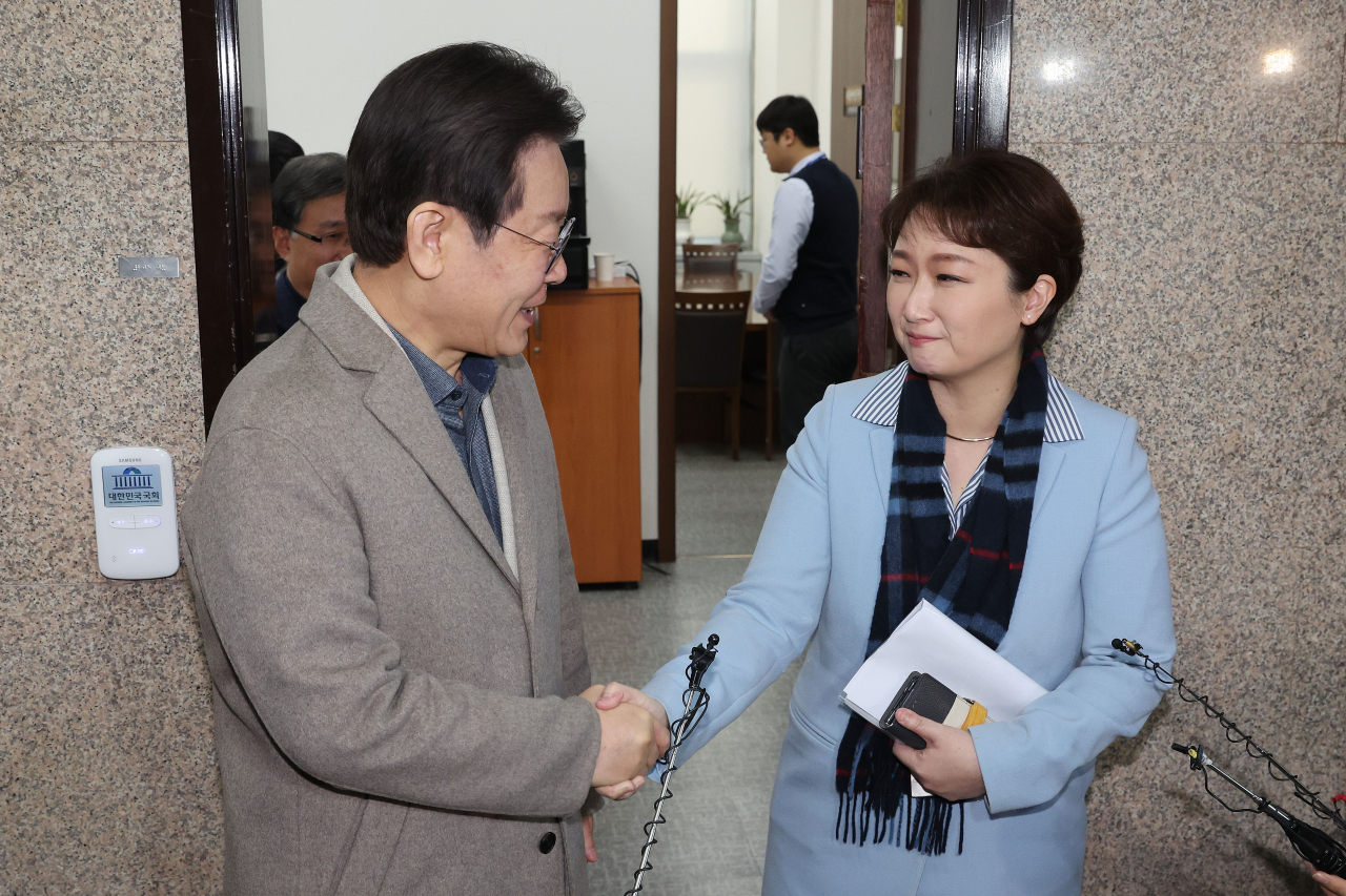 이재명(왼쪽) 더불어민주당 대표가 16일 복당 선언 기자회견 후 국회 대표실을 찾은 이언주 전 의원을 배웅하고 있다. [연합]