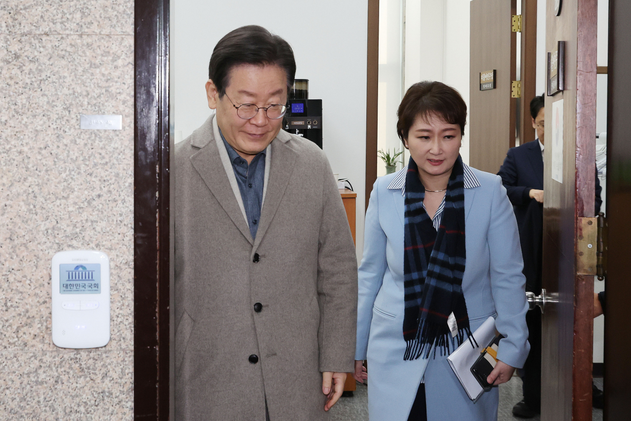 이재명 더불어민주당 대표가 16일 복당 선언 기자회견 후 국회 대표실을 찾은 이언주 전 의원을 배웅하고 있다. [연합]
