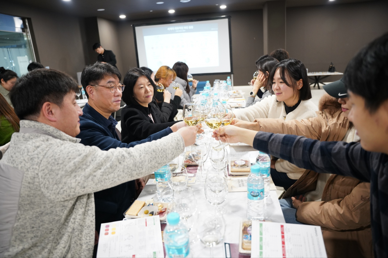 과천 푸르지오 라비엔오 입주민들이 와인 시음을 하고 있다. [대우건설]