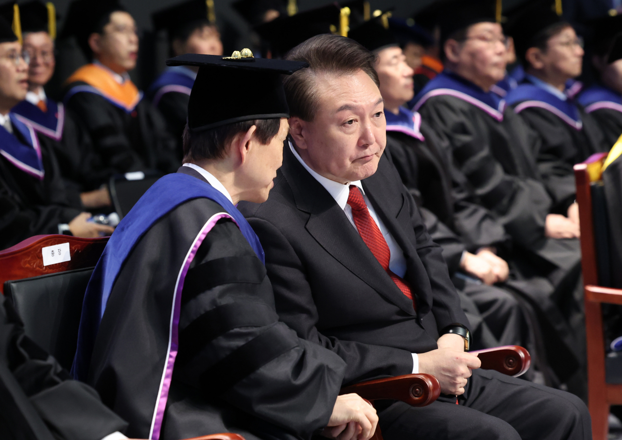윤석열 대통령이 16일 대전 유성구 한국과학기술원(KAIST)에서 열린 2024년 학위수여식에서 이광형 KAIST 총장과 대화하고 있다. [연합]