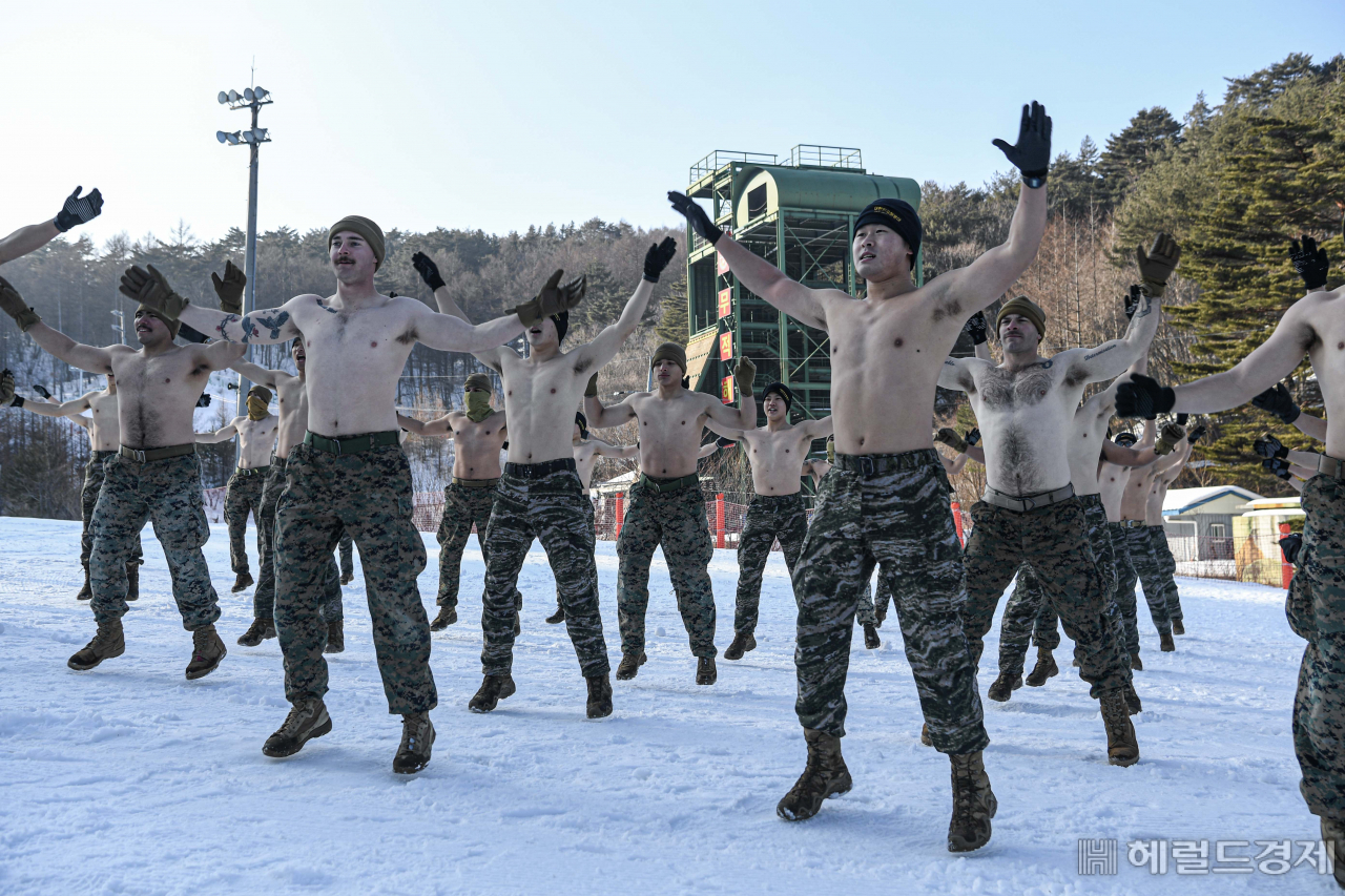 해병대는 지난 2월 6일부터 평창 산악종합훈련장에서 동계 작전환경 하 수색부대 임무수행 능력 향상을 위해 설한지훈련을 실시하고 있다. 인간 한계를 극복하기 위해 혹한의 날씨 속에서 상의를 벗어 던진 해병대 수색부대원들이 PT체조를 하고 있다. [사진=해병대사령부]