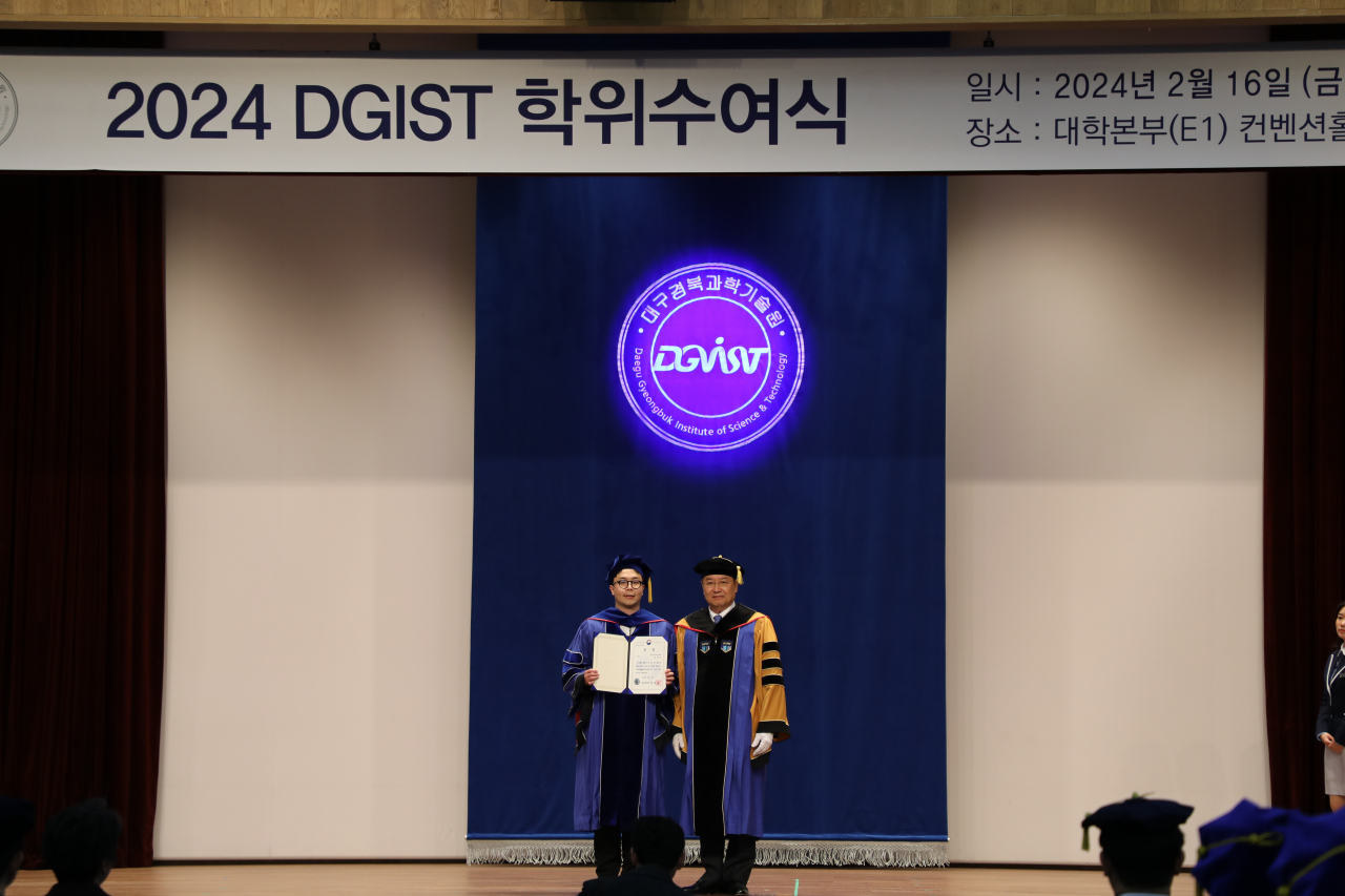 2024년도 전기 학위수여식에서 과학기술정보통신부 장관상을 수상한 진강우(왼쪽) 학생과 이건우 총장.[DGIST 제공]
