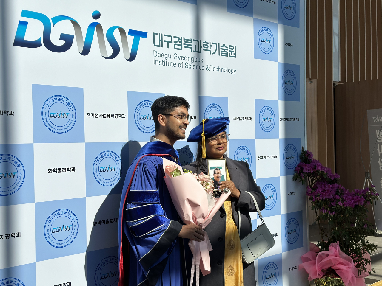 2024년도 전기 학위수여식에서 졸업생들이 기념촬영을 하고 있다.[DGIST 제공]