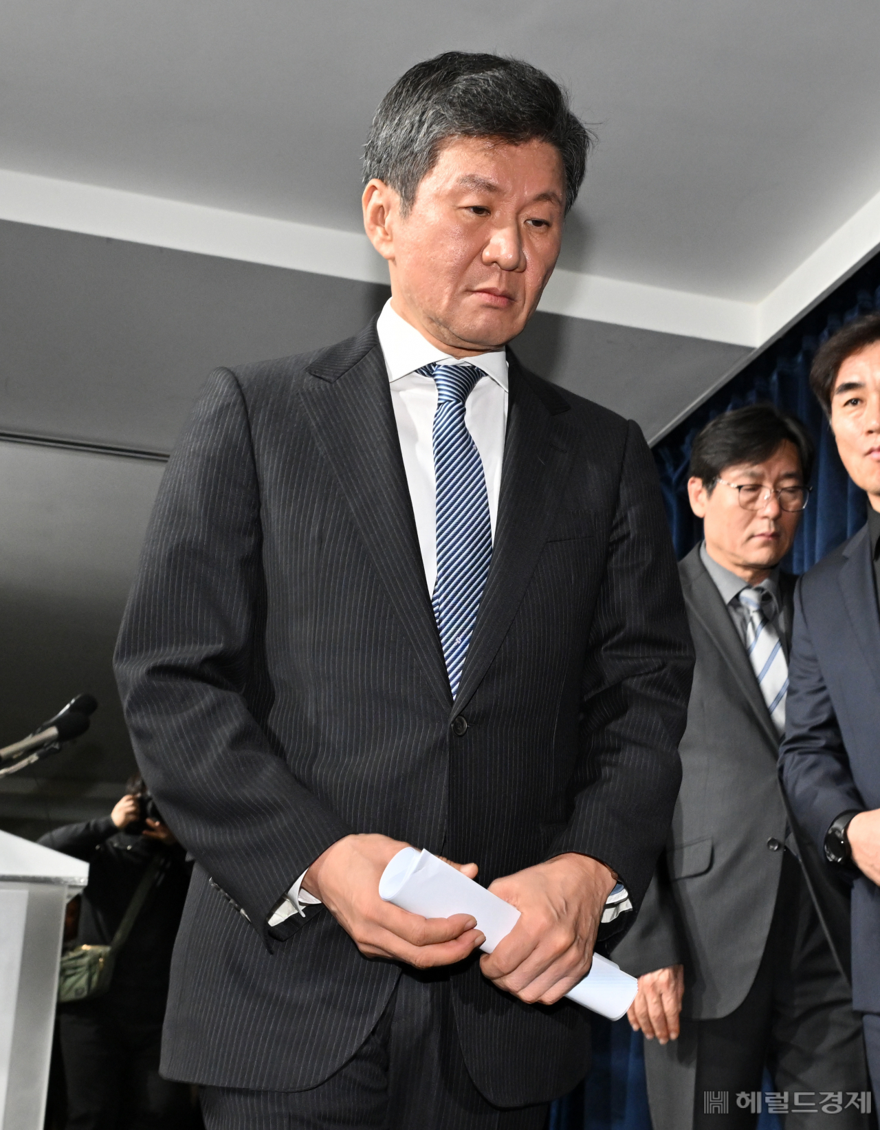정몽규 대한축구협회장이 16일 오후 서울 종로구 축구회관에서 대표팀 사안관련 KFA 임원회의 결과를 발표한 뒤 이동하고 있다. 임세준 기자