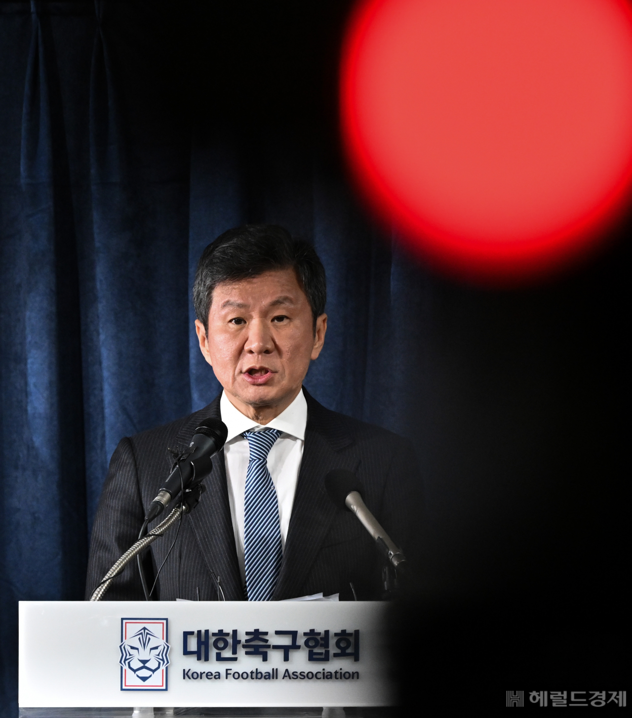 정몽규 대한축구협회장이 16일 오후 서울 종로구 축구회관에서 대표팀 사안관련 KFA 임원회의 결과를 발표하고 있다. 이날 대한축구협회(KFA)는 위르겐 클린스만 감독의 해임을 결정했다. 임세준 기자