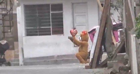 인형탈을 쓴 페루 경찰이 마약상을 체포하기 위해 초콜릿과 풍선을 들고 유인하고 있다. [엑스 캡처]