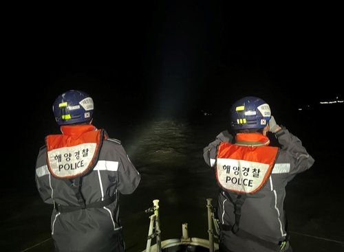 실종자 야간 수색중인 해경[완도해경 제공]