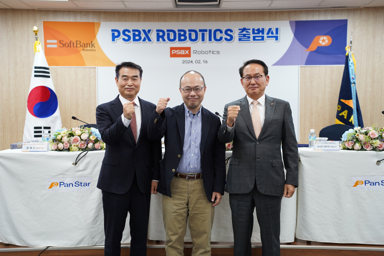 16일 오후 부산 중구 중앙동 팬스타크루즈플라자에서 열린 ‘㈜PSBX로보틱스 출범식’에서 (왼쪽부터) 권재근 팬스타테크솔루션 대표, 요시다 겐이치 소프트뱅크 로보틱스 사업총괄 책임자, 김현겸 팬스타그룹 회장이 파이팅을 외치고 있다. [사진=팬스타그룹]