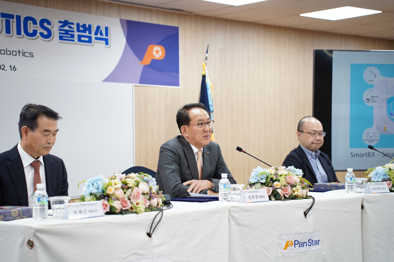 김현겸 팬스타그룹 회장(가운데)이 16일 PSBX로보틱스 출범식에서 향후 계획에 대해 말하고 있다. [사진=팬스타그룹]