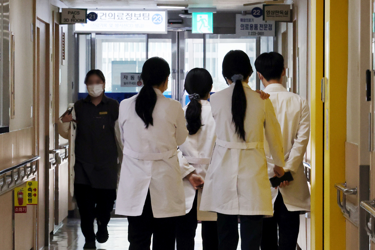 16일 오후 광주 동구 조선대병원에서 의료진들이 이동하고 있다. 조선대병원 소속 전공의 7명은 이날 개별적으로 병원 측에 사직서를 제출했다.[연합]
