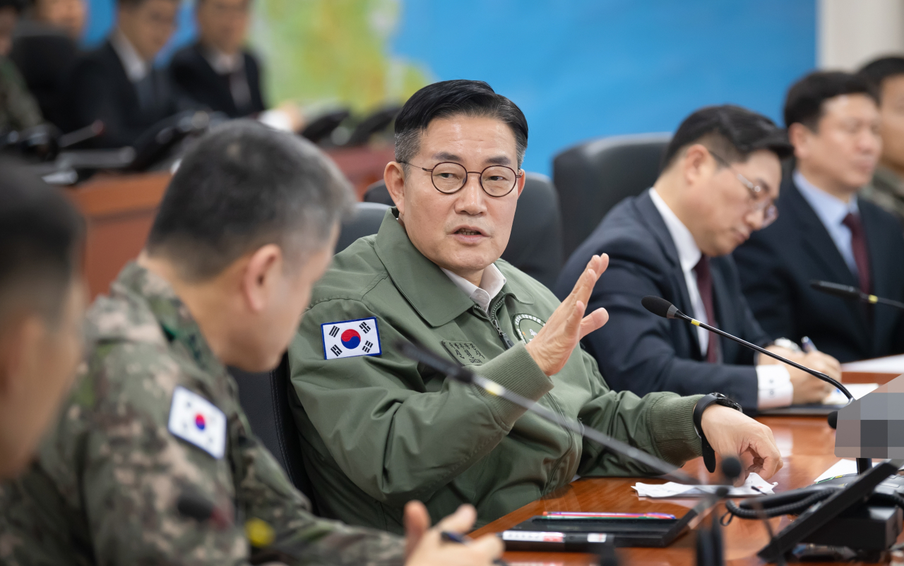 신원식 국방부 장관이 16일 경기 용인시 육군지상작전사령부를 방문해 대비 태세를 점검하고 있다. [연합]