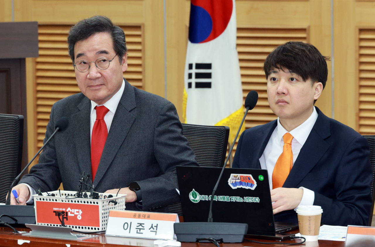 이준석(오른쪽), 이낙연(왼쪽) 개혁신당 공동대표가 지난 14일 오전 국회 의원회관에서 열린 최고위원회의에서 잠시 생각에 잠겨있다. [연합]