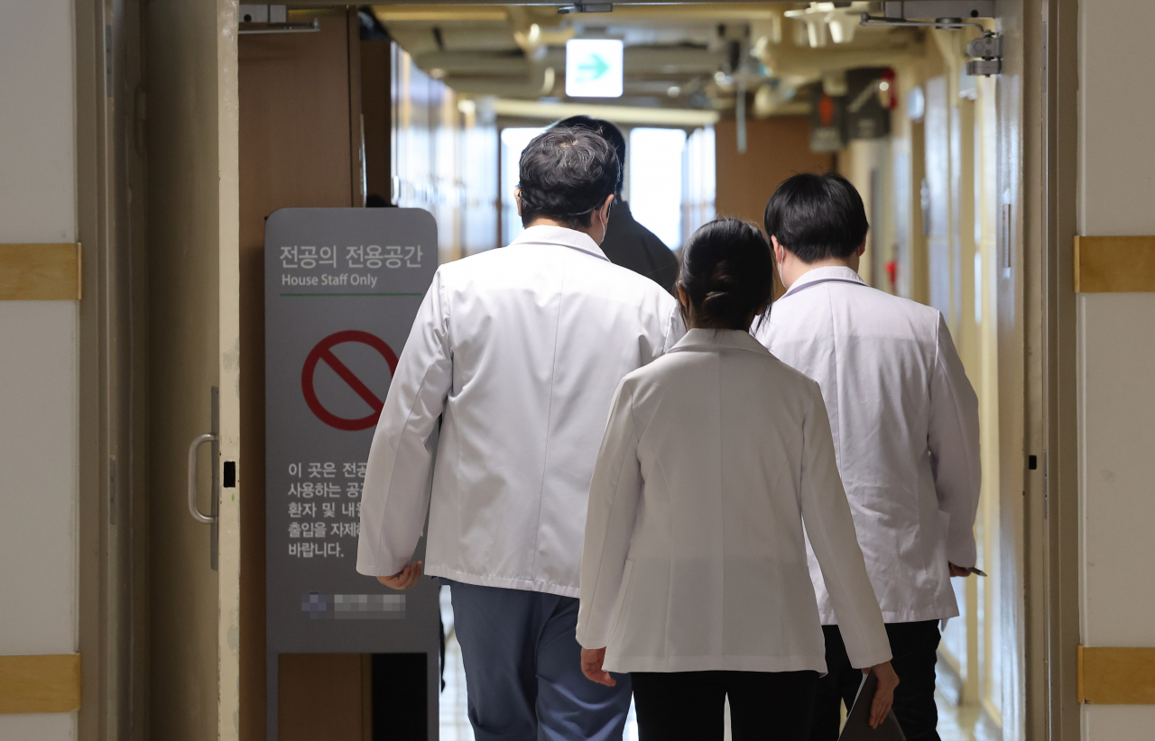 16일 오전 서울의 한 병원 전공의 전용공간에서 의료진이 이동하고 있다. 서울대·세브란스·삼성서울·서울아산·서울성모병원 등 '빅5' 병원의 전공의들이 의대 증원에 반발해 집단사직하기로 하면서 전공의 집단사직이 전국으로 확산할 전망이다. [연합]