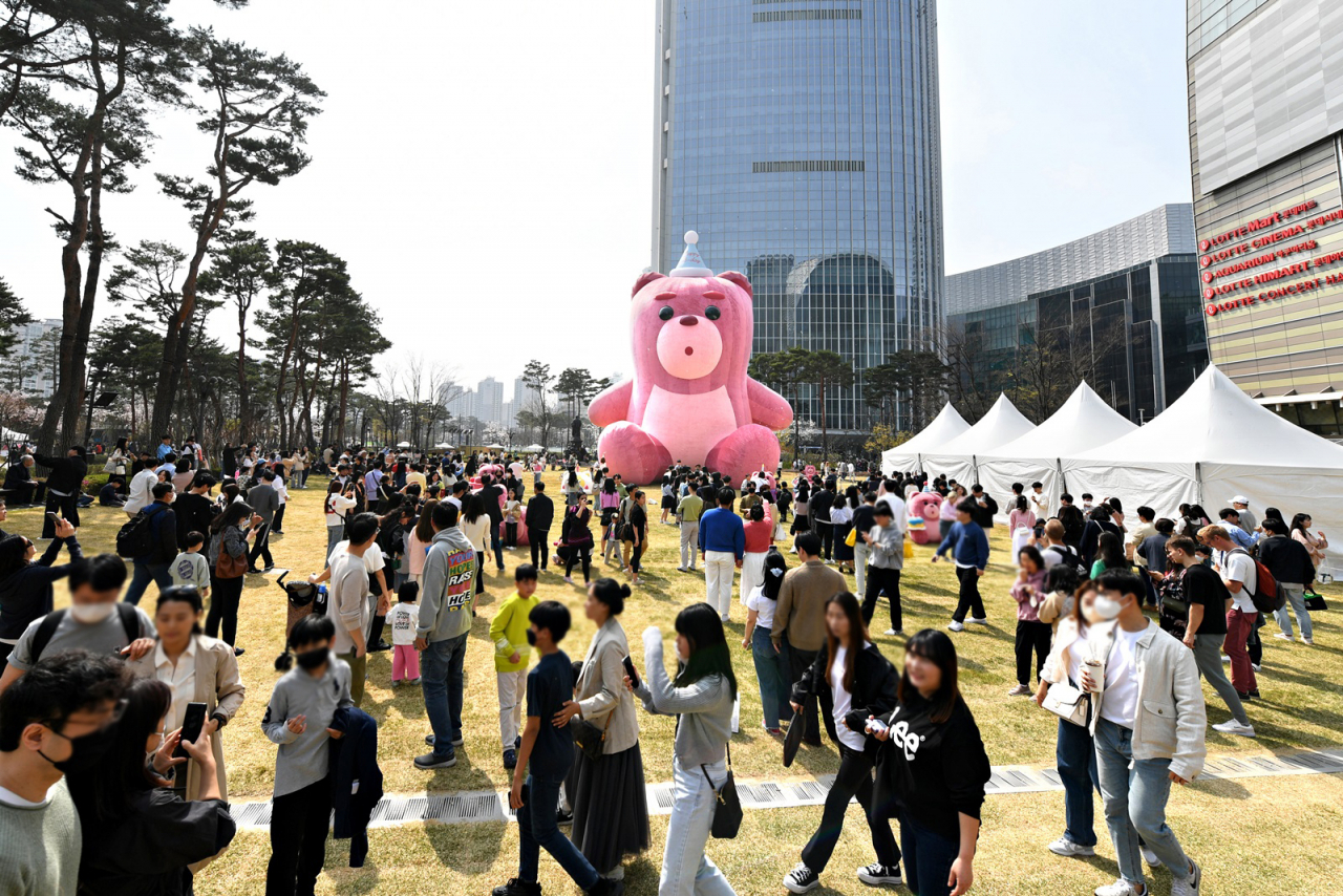롯데월드타워 야외광장에 나타난 초대형 벨리곰. 또 움직이려나? [롯데홈쇼핑 제공]