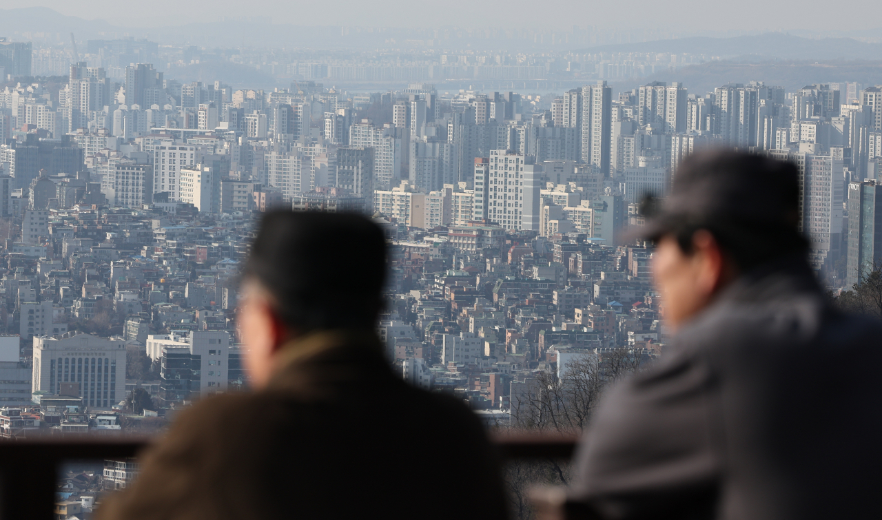 서울 남산에서 시민들이 서울 시내를 바라보고 있다.[연합]