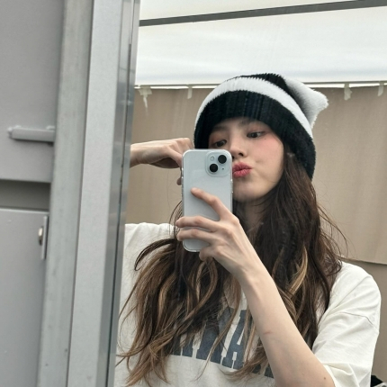 얼마전까지 삼성 제품을 사용한 것으로 알려진 한소희가 최근 아이폰 셀카 사진을 공개했다. [인스타그램]
