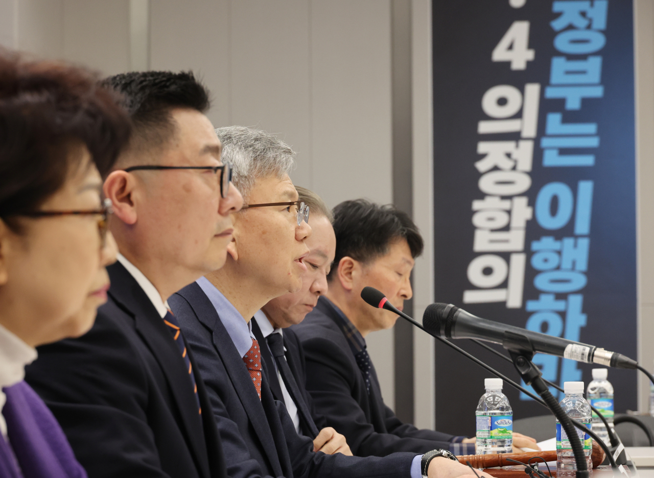 17일 서울 대한의사협회 대강당에서 열린 의료정원 증원 저지를 위한 비상대책위원회 제1차 회의에서 김택우 위원장이 발언하고 있다. [연합]