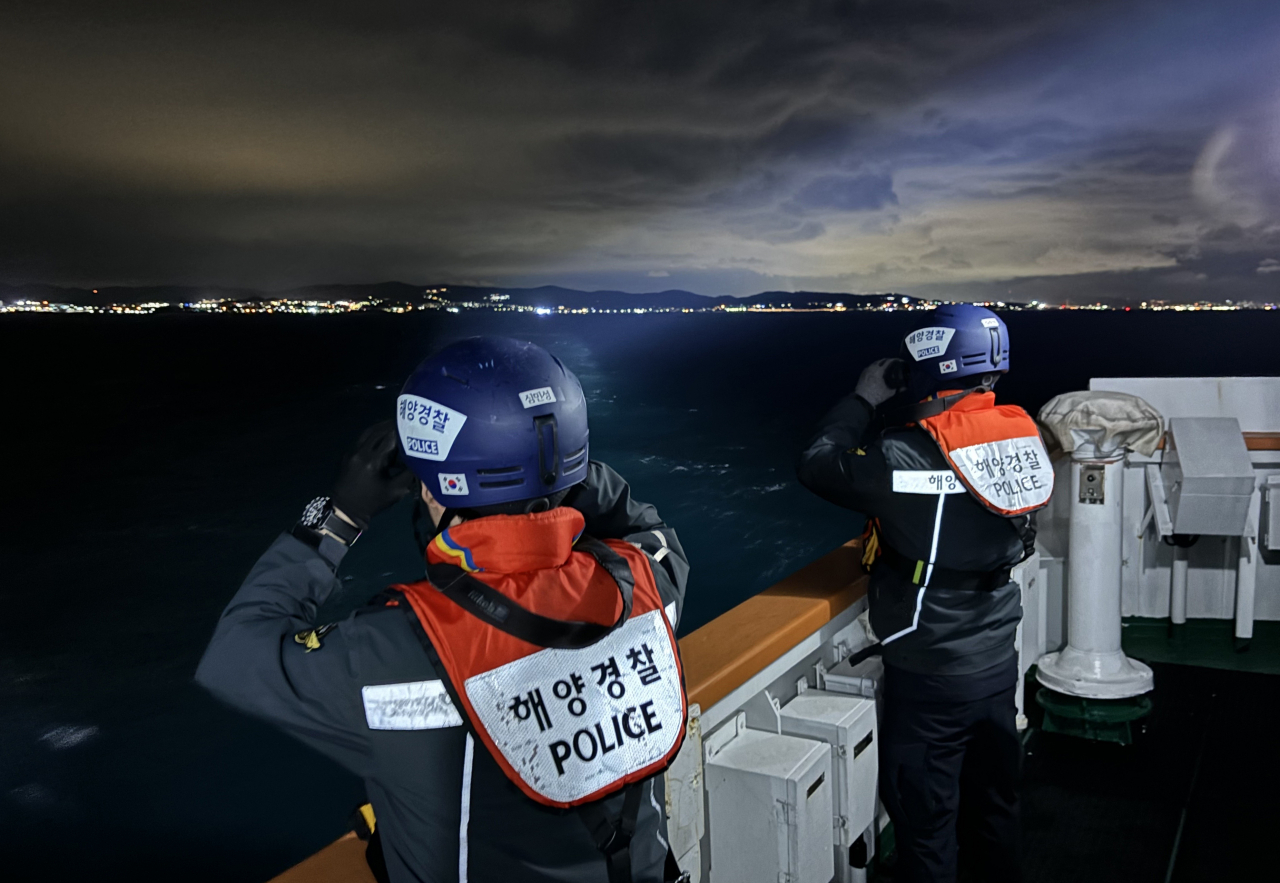 15일 오후 부산시 기장군 고리 남동쪽 약 7㎞ 해상을 운항하던 17t급 기타작업선 A호의 위치 신호가 확인되지 않는다는 신고가 접수돼 해경이 수색 작업을 벌이고 있다. [연합]