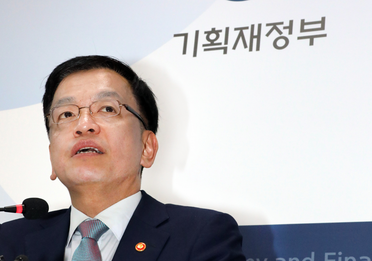 최상목 부총리 겸 기획재정부 장관이 16일 정부세종청사에서 기자 간담회를 열고 있다. [연합]