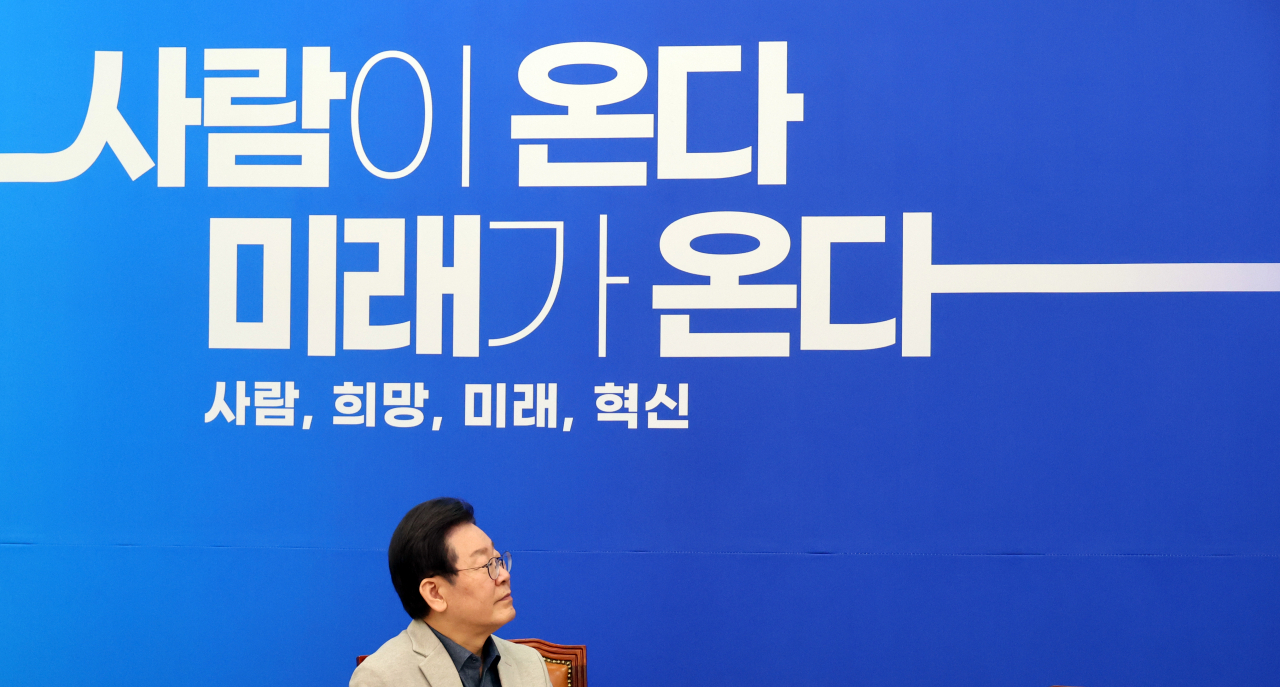 더불어민주당 이재명 대표가 국회에서 열린 당 인재 환영식에서 행사 시작을 기다리고 있다. 연합뉴스
