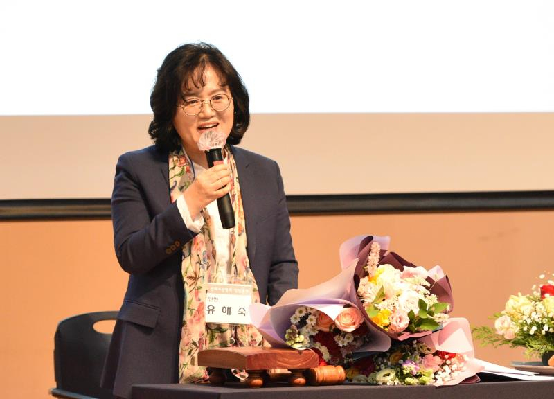 유해숙 선배시민협회 초대 회장이 인사말을 하고 있다〈선배시민협회 제공〉