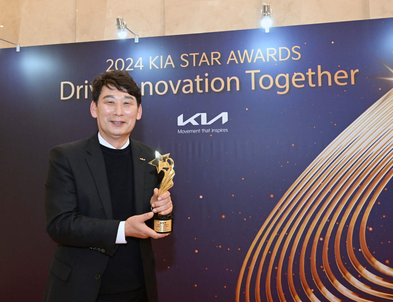 기아 판매왕 1위 및 EV 판매왕 1위 정태삼 영업이사가 기념 촬영을 하는 모습. [기아 제공]
