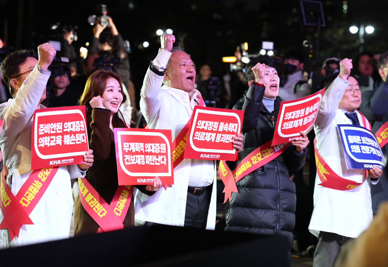 서울시의사회 소속 의사들이 15일 오후 서울 용산구 대통령실 앞에서 정부의 의과대학 입학 정원 확대에 반대하는 궐기대회를 하고 있다. 연합뉴스