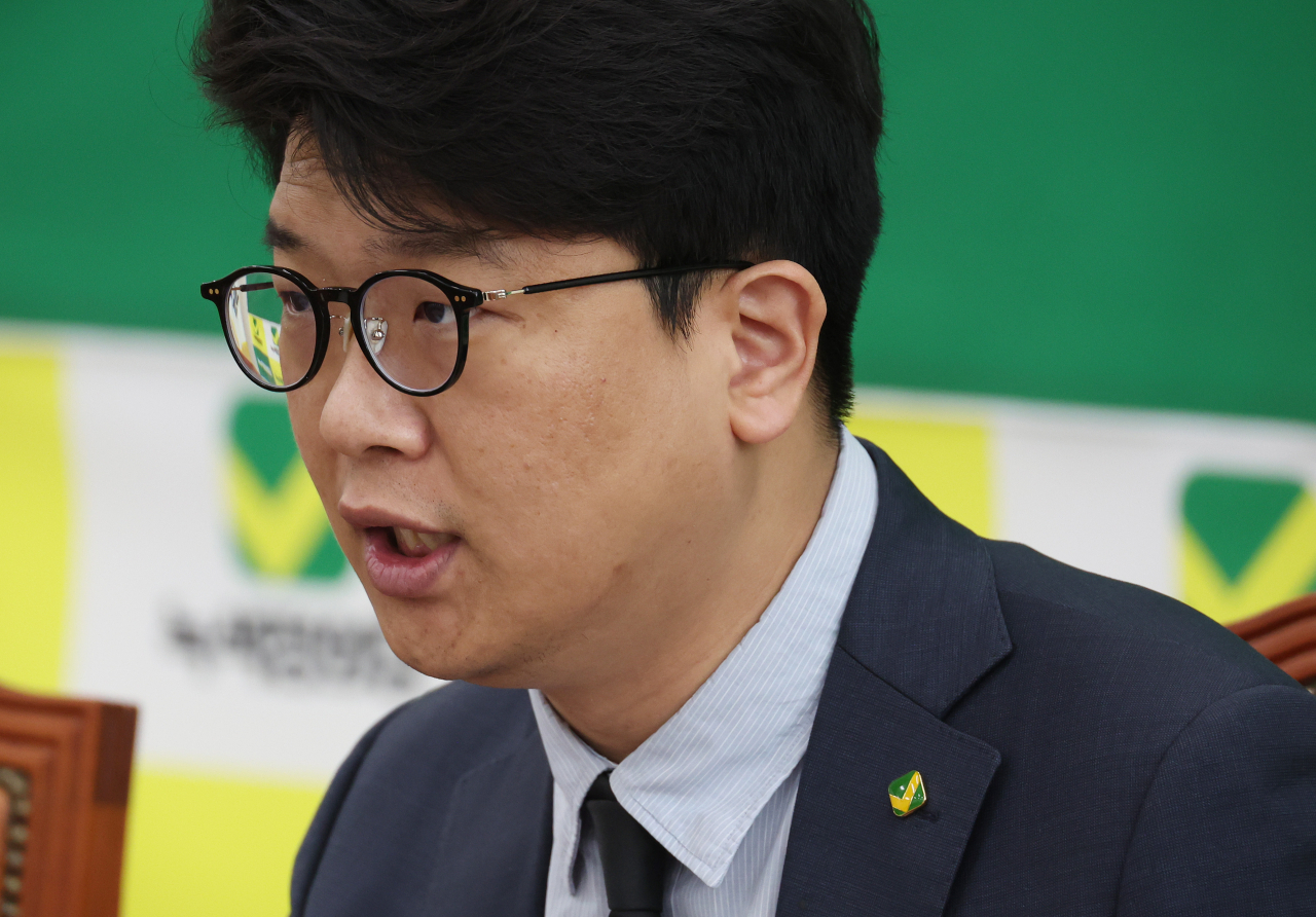 김준우 녹색정의당 상임대표가 18일 국회에서 열린 기자간담회에서 총선 '야권 위성정당' 불참 결정 관련 설명을 하고 있다. [연합]