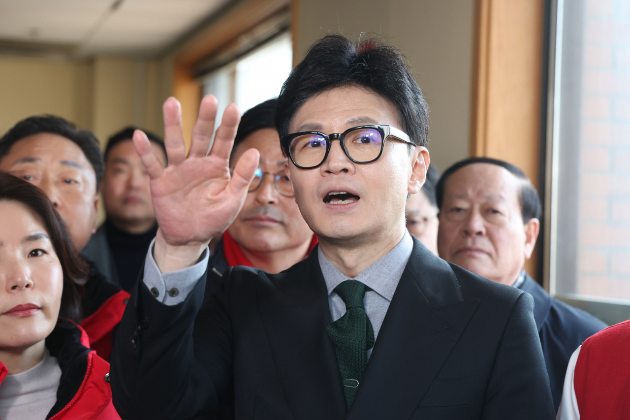 한동훈 국민의힘 비상대책위원장이 16일 오후 경기도 의정부시 반환 미군기지 캠프 레드클라우드에서 주한미군 2사단이 사단사령부 건물로 사용했던 프리맨홀을 둘러보며 대화를 나누고 있다. [연합]