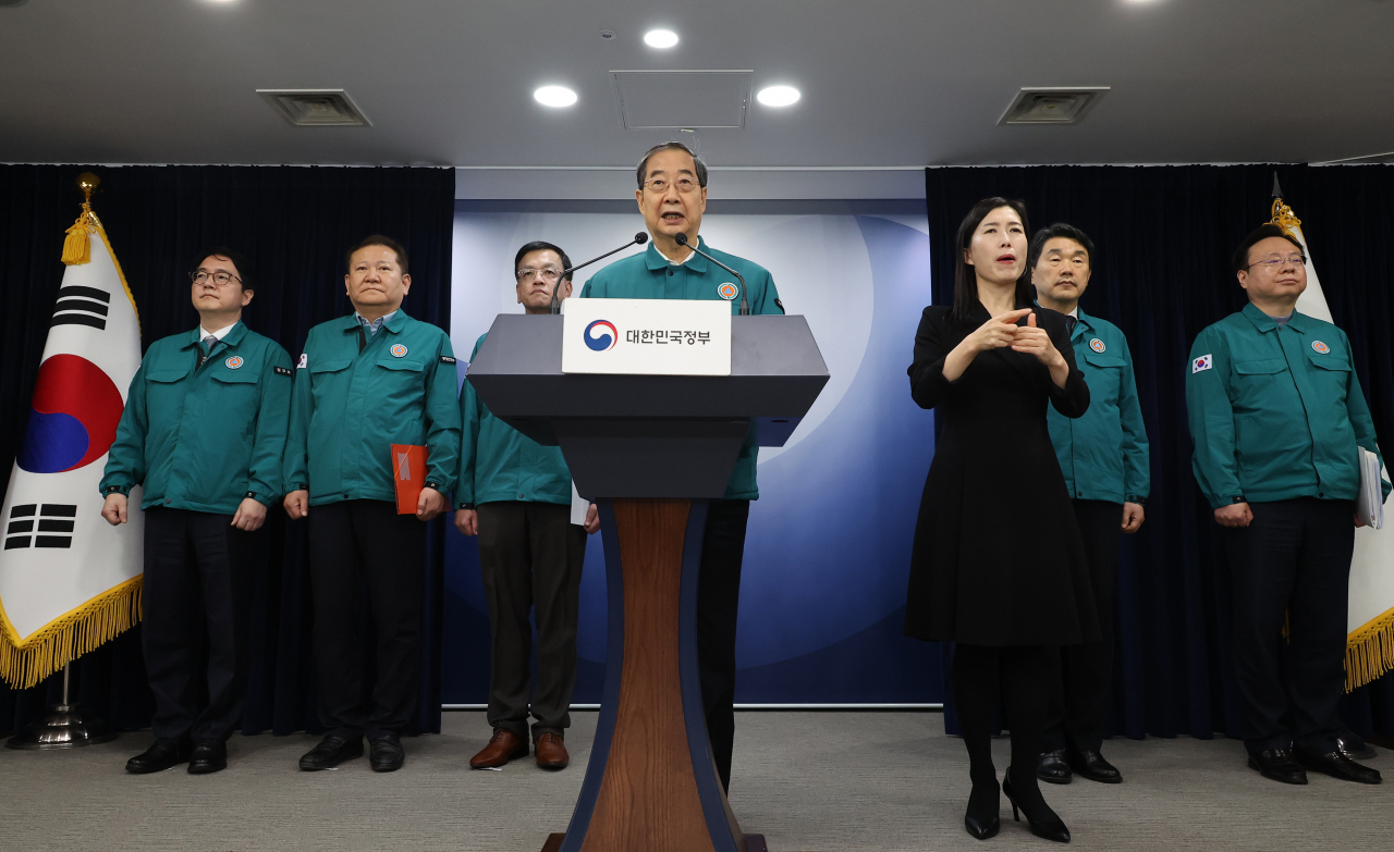 한덕수 국무총리가 18일 오후 정부서울청사에서 의대정원 증원 필요성 및 의사 집단행동 관련 대국민 담화문을 발표하고 있다.[연합]