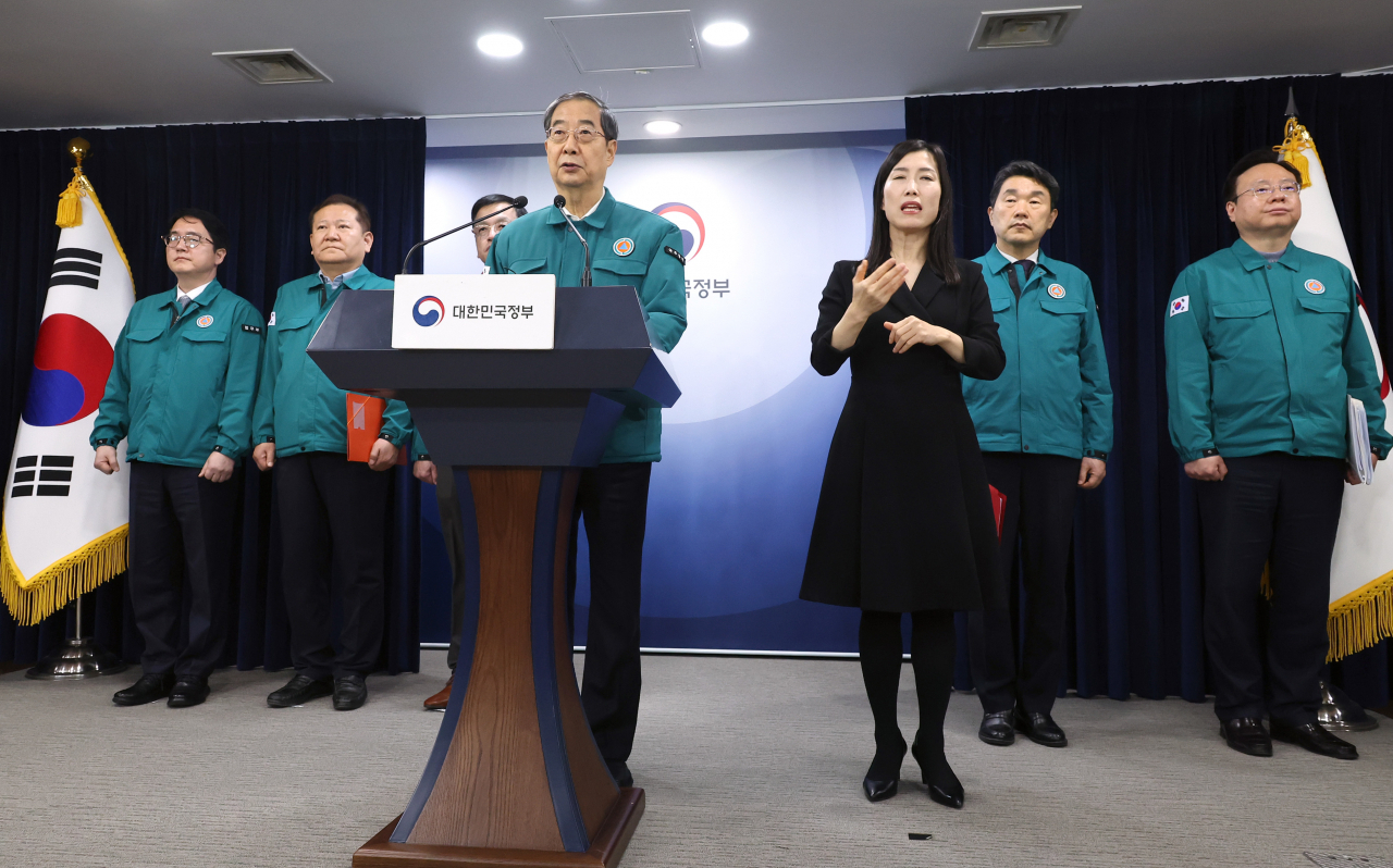 한덕수 국무총리가 18일 오후 정부서울청사에서 의대정원 증원 필요성 및 의사 집단행동 관련 대국민 담화문을 발표하고 있다.[연합]