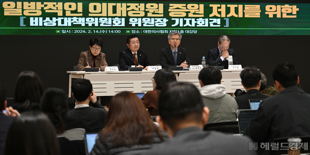 김택우 대한의사협회 비상대책위원장이 14일 오후 서울 용산구 대한의사협회에서 열린 ‘정부의 일방적인 의대정원 증원 저지를 위한 기자회견’에 참석해 발언하고 있다. 임세준 기자