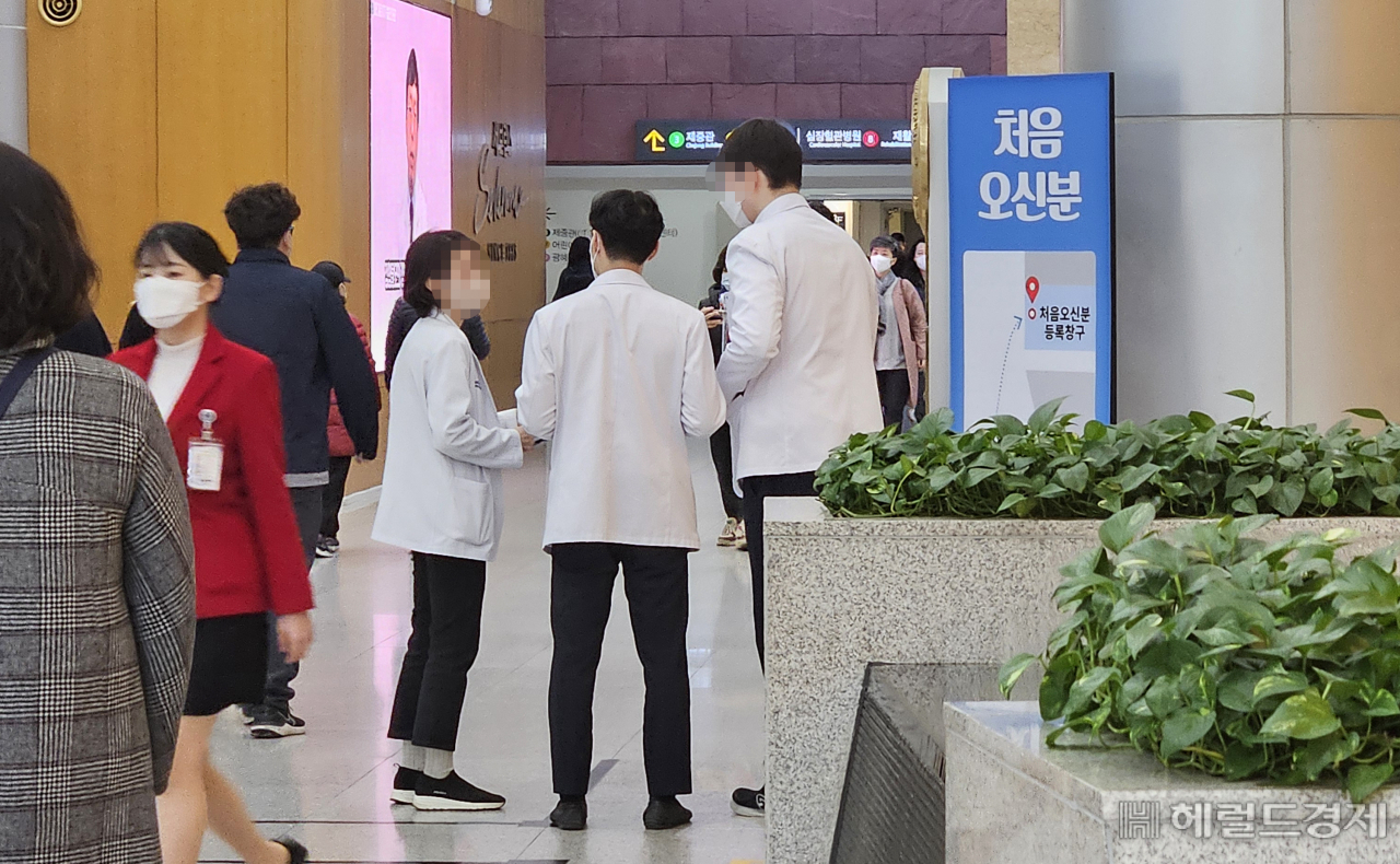 대한전공의협의회는 서울 빅5 병원(서울대·서울아산·세브란스·삼성서울·서울성모병원) 전공의 전원이 사직서를 제출하고 20일 오전 6시부터 근무를 중단하기로 했다고 밝힌 가운데 16일 서울 시내의 한 대형 병원에서 의료진들이 대화를 하고 있다. 이상섭 기자