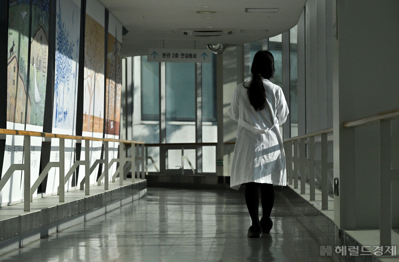 대한전공의협의회는 서울 빅5 병원(서울대·서울아산·세브란스·삼성서울·서울성모병원) 전공의 전원이 사직서를 제출하고 20일 오전 6시부터 근무를 중단하기로 했다고 밝혔다. 16일 서울 시내의 한 대형 병원에서 의료진이 복도를 지나고 있다. 임세준 기자