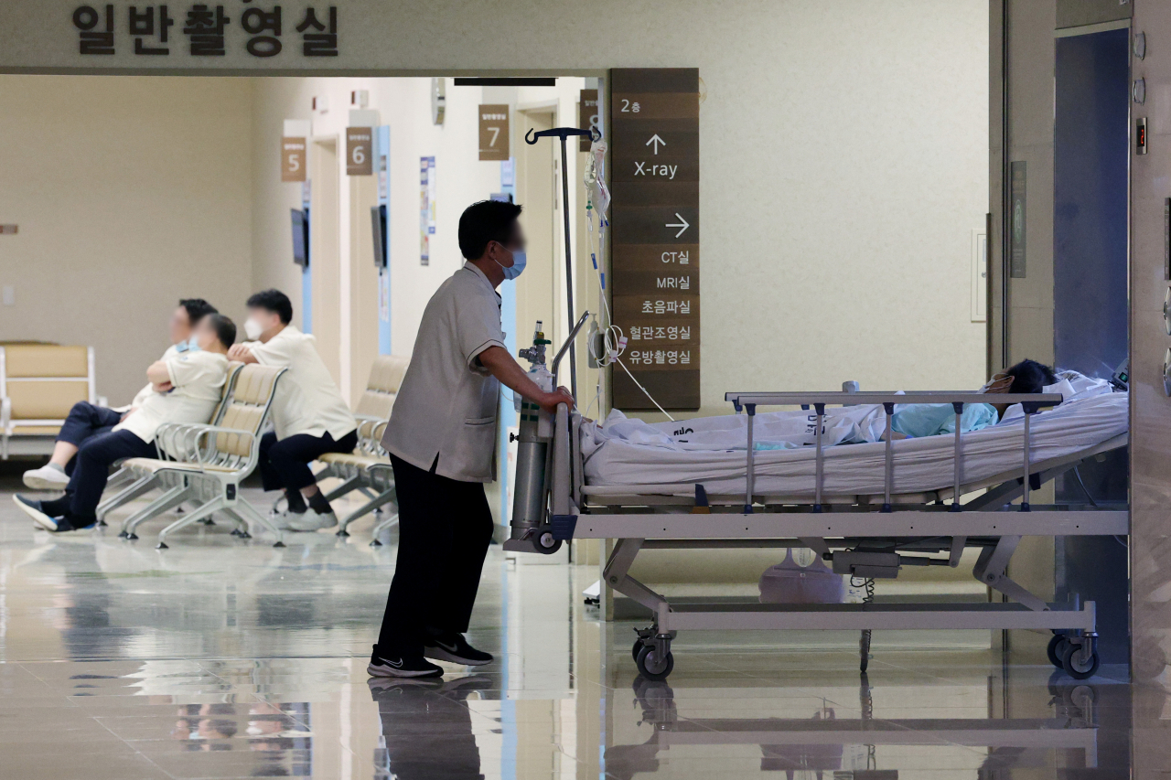 정부가 의대정원 증원 필요성 및 의사 집단행동 관련 대국민 담화문을 지난 18일 발표했다. 정부와 의료계 등에 따르면 대한전공의협의회는 지난 16일 ‘빅5’ 병원 전공의 대표들과 논의한 결과 오는 19일까지 해당 병원 전공의 전원이 사직서를 제출하고 20일 오전 6시 이후에는 근무를 중단하기로 했다고 밝혔다. 사진은 이날 서울 시내의 한 대학병원. [연합]
