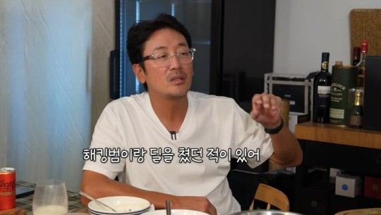 하정우가 성시경의 유튜브 채널에 출연해 해킹으로 협박당한 일을 설명하는 모습.