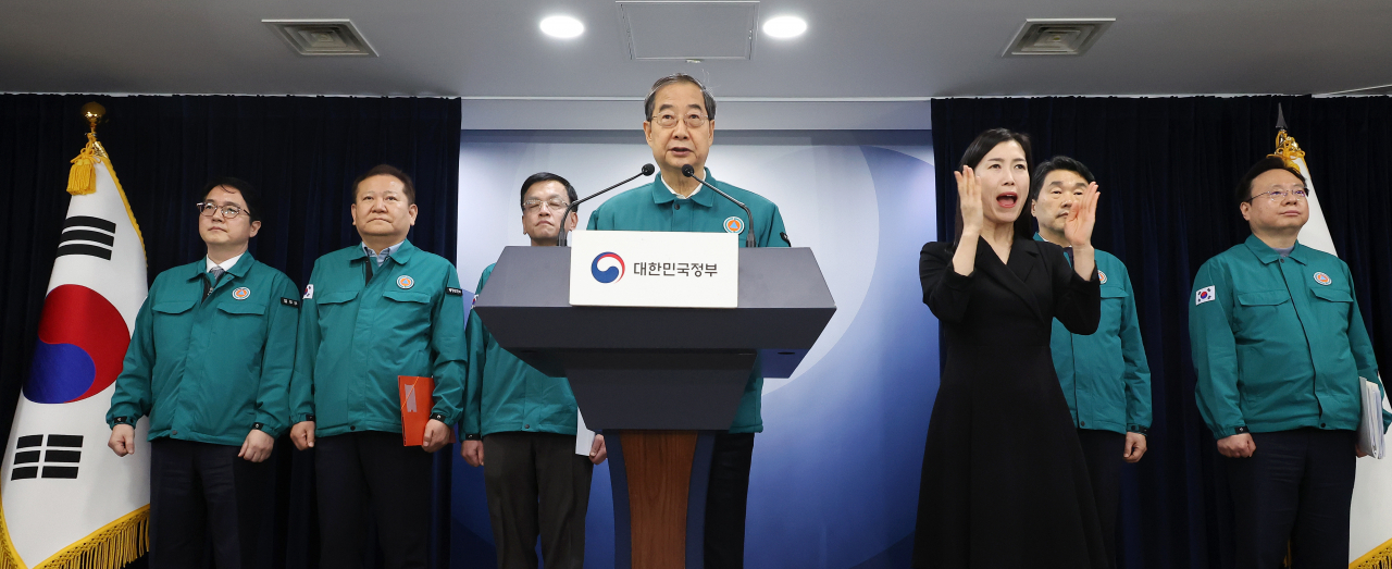 한덕수 국무총리가 18일 오후 정부서울청사에서 의대정원 증원 필요성 및 의사 집단행동과 관련한 대국민 담화문을 발표하고 있다. 왼쪽부터 심우정 법무부 장관 대리, 이상민 행정안전부 장관, 한총리, 최상목 부총리 겸 기획재정부 장관, 이주호 사회부총리 겸 교육부 장관, 조규홍 보건복지부 장관. [연합]