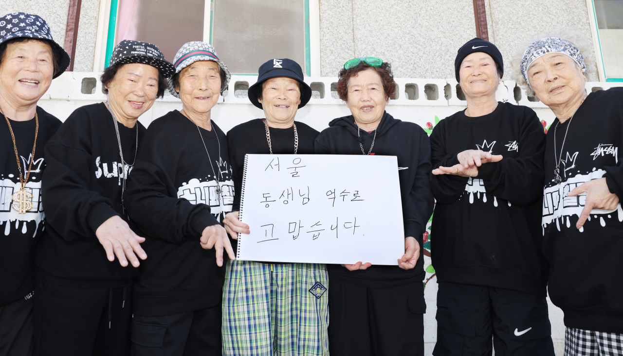 할매 힙합 그룹 수니와 칠공주 할머니들이 직접 스케치북에 쓴 글을 들고 한덕수 총리에게 감사 인사를 전하고 있다.[칠곡군 제공]