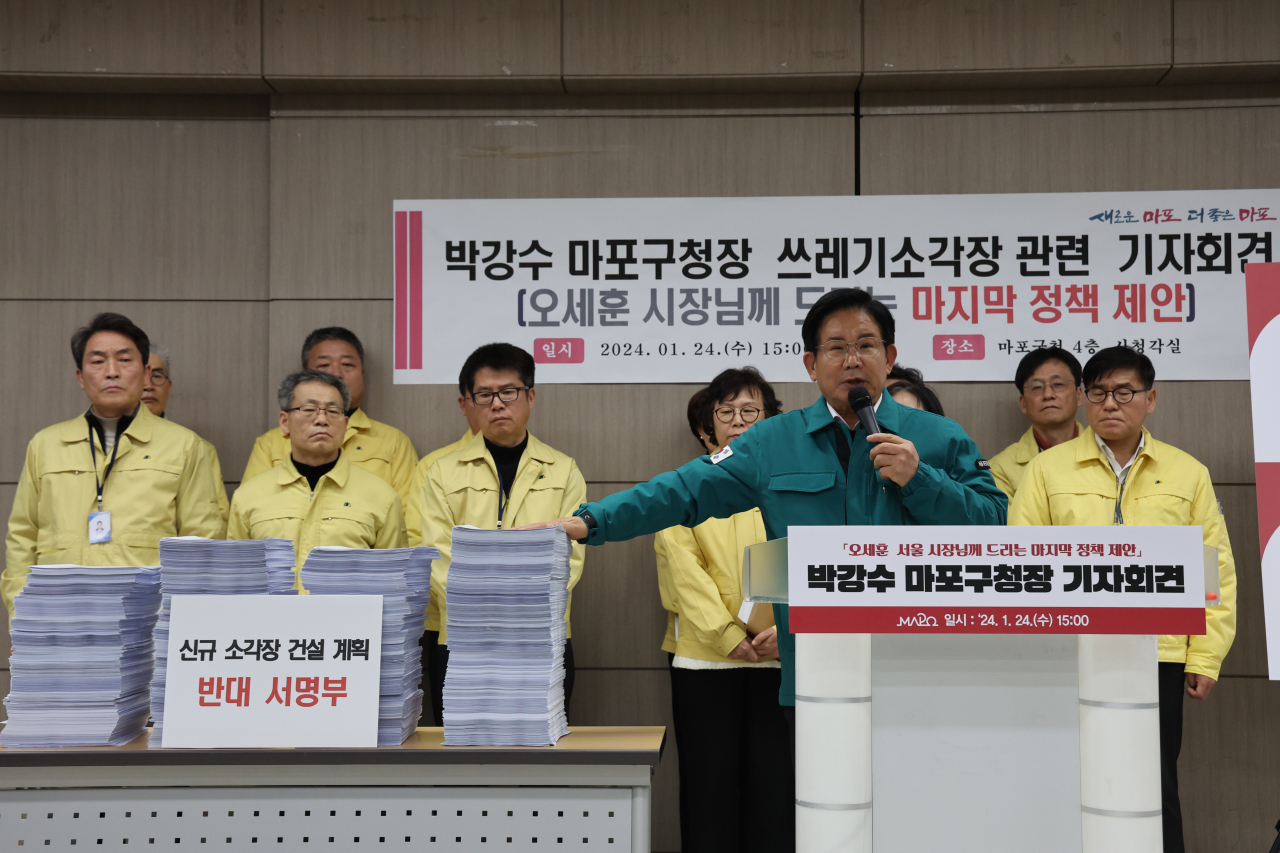 서울 마포구는 전국 지방자치단체 최초로 폐기물 감량 조례를 구의회에 제출했다고 19일 밝혔다. 사진은 박강수 마포구청장이 지난달 24일 서울시를 상대로 쓰레기 소각장 추가건립 철회를 요청하는 기자회견 장면.[마포구 제공]