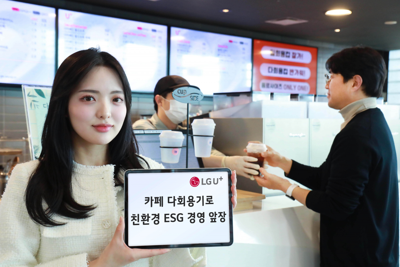 LG유플러스 용산사옥 카페에서 직원이 다회용기에 담긴 커피를 구매하는 모습. [LG유플러스 제공]