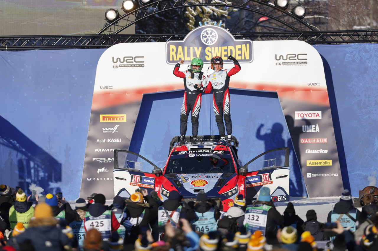 2024 WRC 스웨덴 랠리에서 1위로 들어와 우승 세리머니를 하는 현대 월드랠리팀 소속 에사페카 라피(오른쪽)와 코드라이버 얀 펌. [현대차 제공]