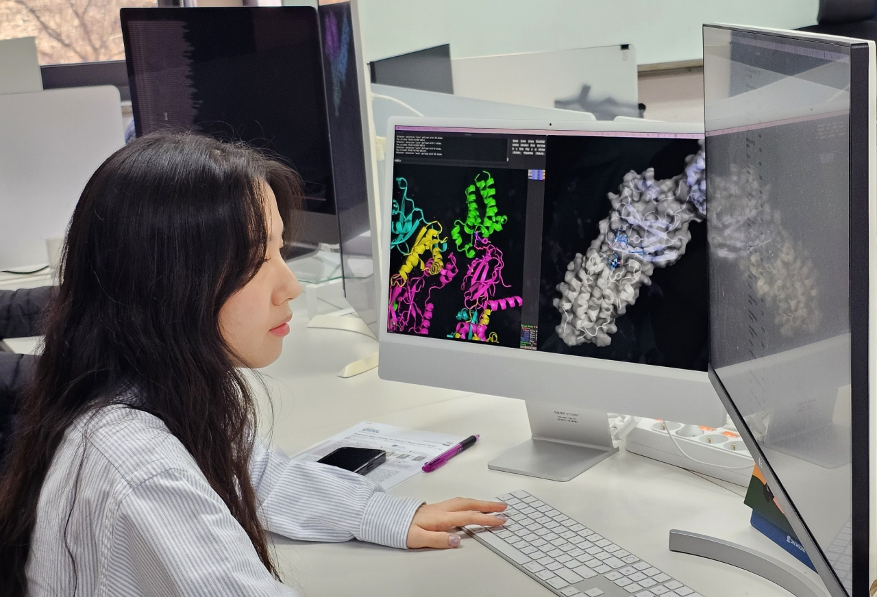 대웅제약 연구원이 AI 신약개발 시스템을 활용하는 모습[대웅제약 제공]