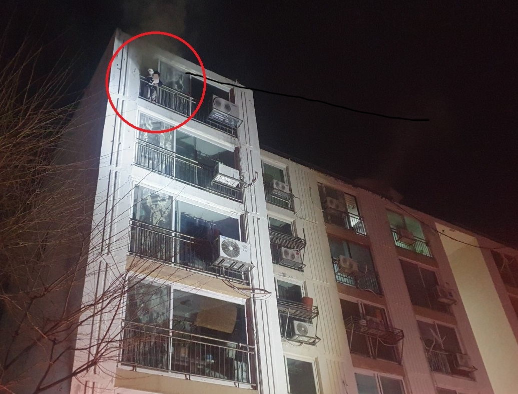 지난 17일 오후 7시 3분께 인천시 연수구 선학동의 6층짜리 아파트 6층에서 불이 나자 당시 어머니가 복도에 나간 사이 집에 혼자 있던 10살 아이가 강아지와 함께 베란다에 피신해 있는 모습이다. [인천소방본부 제공]