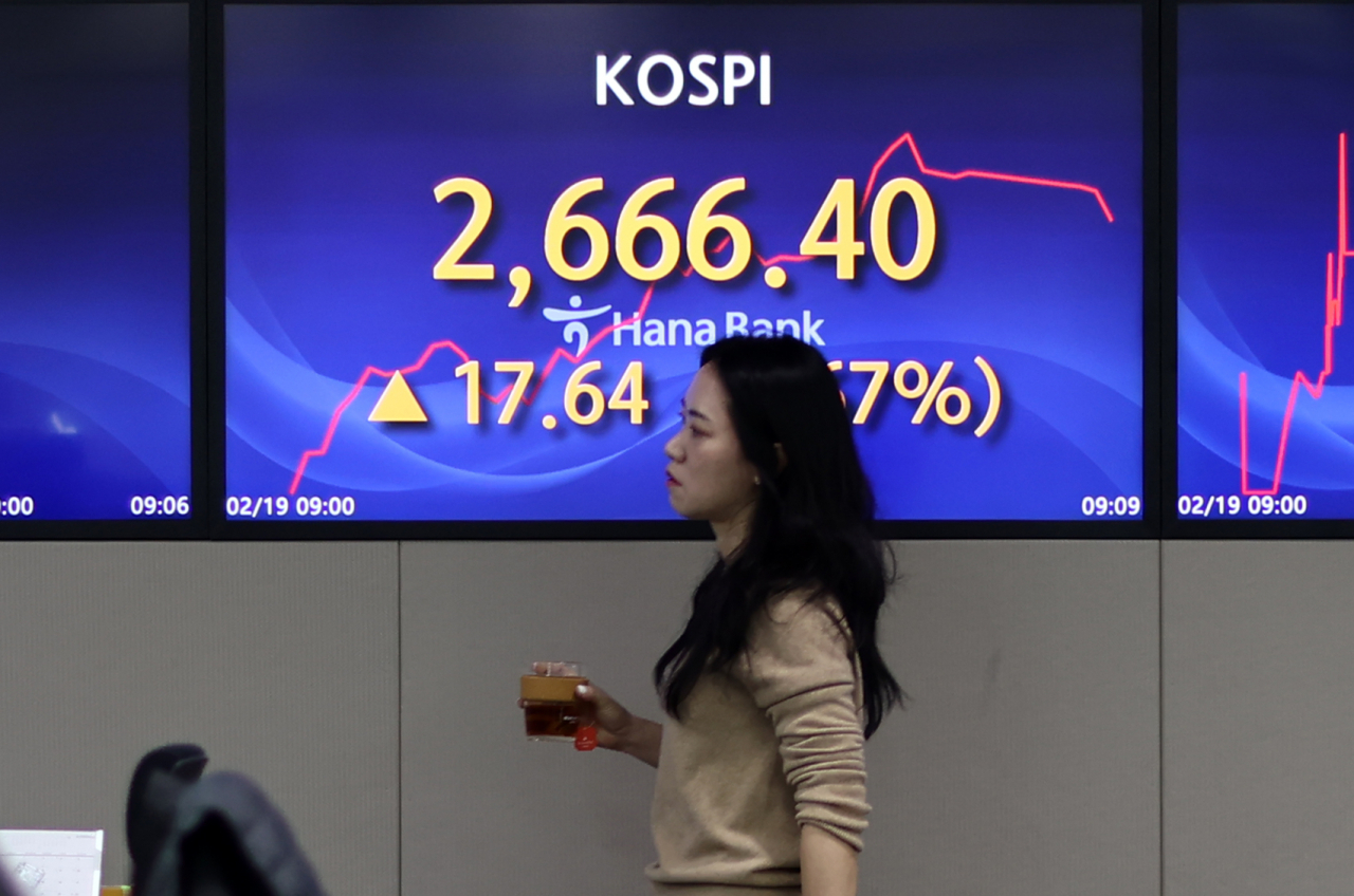 An electronic board showing the Korea Composite Stock Price Index at a dealing room of the Hana Bank headquarters in Seoul on Monday. (Yonhap)