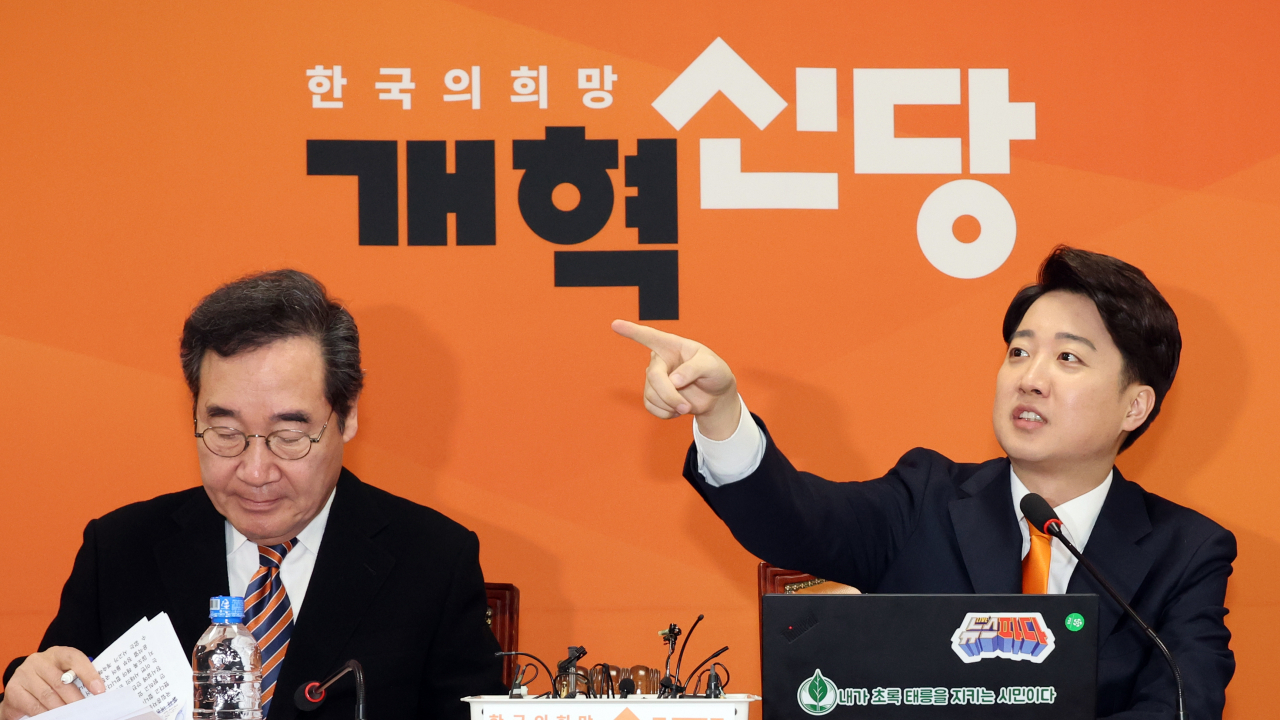 이준석 개혁신당 공동대표가 19일 국회에서 열린 최고위원회의에서 조응천 위원과 대화 중 손짓하고 있다. 왼쪽은 이낙연 공동대표. [연합]