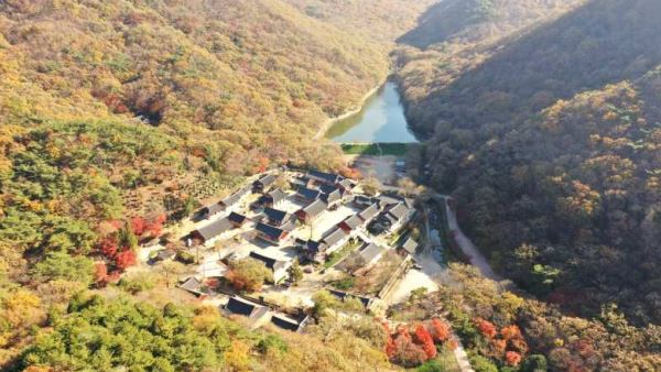 불갑산과 불갑사 전경. [문화재청 제공]