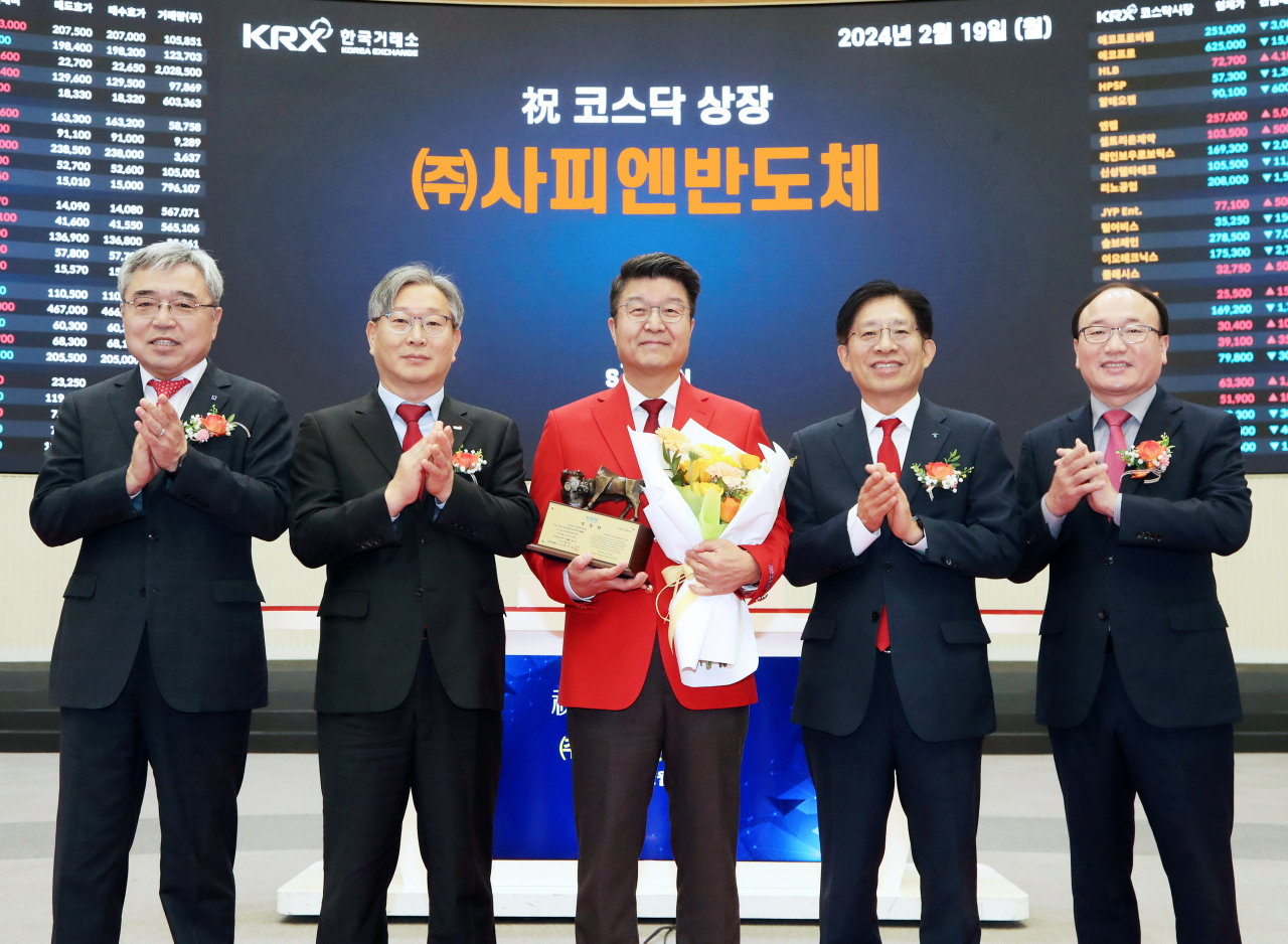 한국거래소 코스닥시장본부가 19일 거래소 서울사옥 홍보관에서 디스플레이 구동 반도체를 설계·생산하는 사피엔반도체의 코스닥 시장 상장기념식을 개최했다. 채남기(왼쪽부터) 한국IR협의회 회장, 홍순욱 한국거래소 코스닥시장본부장, 이명희 사피엔반도체 대표이사, 강성묵 하나증권 대표이사, 강왕락 코스닥협회 부회장이 상장기념패 전달 후 기념 촬영을 하고 있다. [한국거래소]