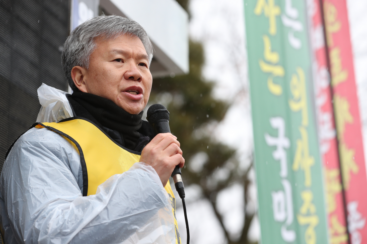 15일 오후 강원도청 앞에서 강원도의사회가 의대 정원 증원 정책 규탄 결의대회를 연 가운데 김택우 대한의사협회(의협) 비상대책위원장이 발언하고 있다. [연합]
